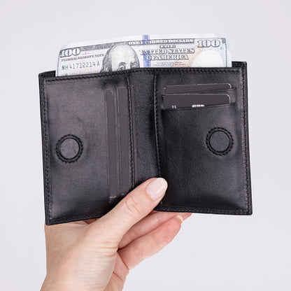 Nigra Leather Wallet with Magnetic Closure